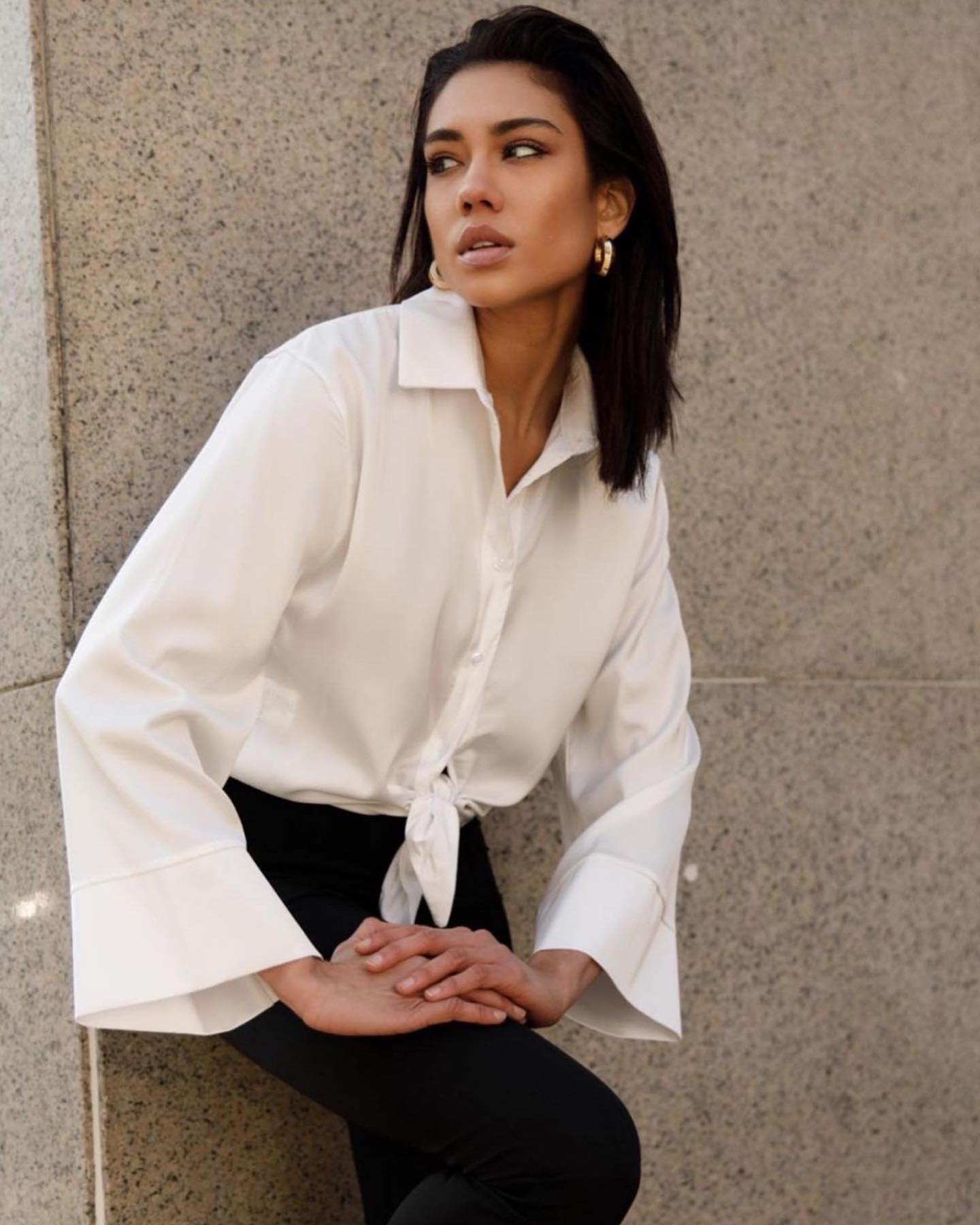 Julia Pedroni de camisa branca em editorial urbano